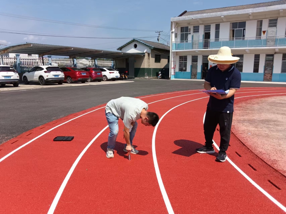 县检验检测中心：部门联动筑牢学校塑胶跑道质量安全防线(图2)